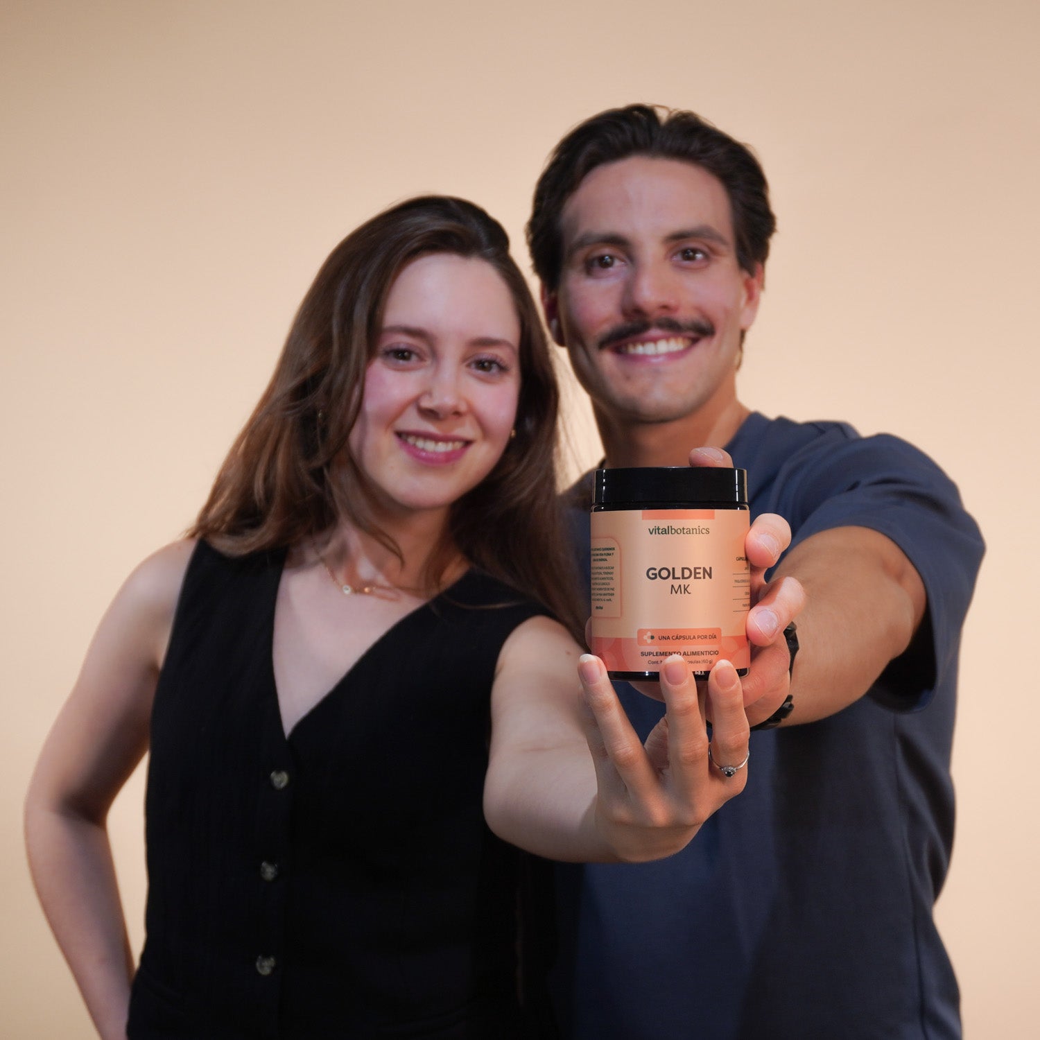 Frasco Golden Milk Vitalbotanics sobre superficie – cápsulas de golden milk natural