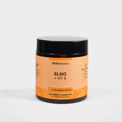 Selenio + Vitamina E Vitalbotanics sobre fondo blanco – antioxidante natural en cápsulas